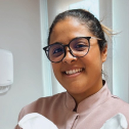 Agatha Febrônio, fisioterapeuta, sorrindo em seu consultório